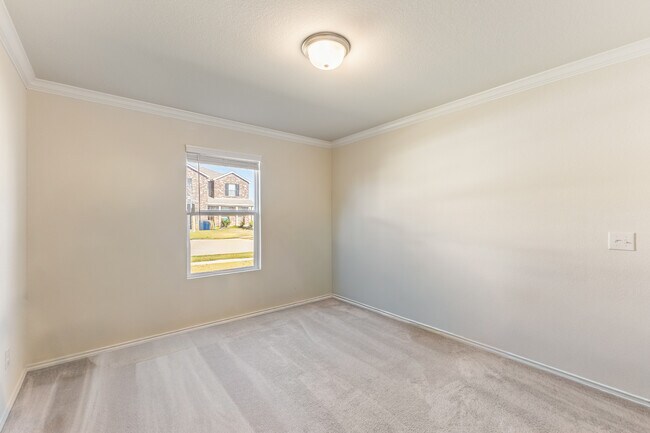 Building Photo - 10112 Falkland Rd