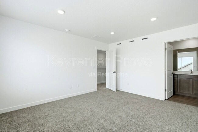 Building Photo - 371 E Levengrove Dr