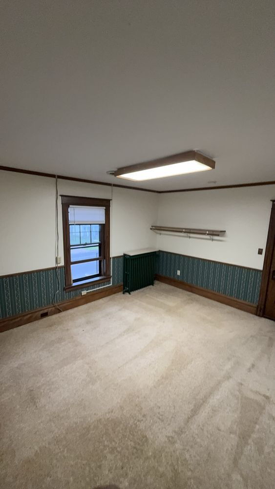 Building Photo - Spacious top floor 4 bed 1 bath by UWEC!