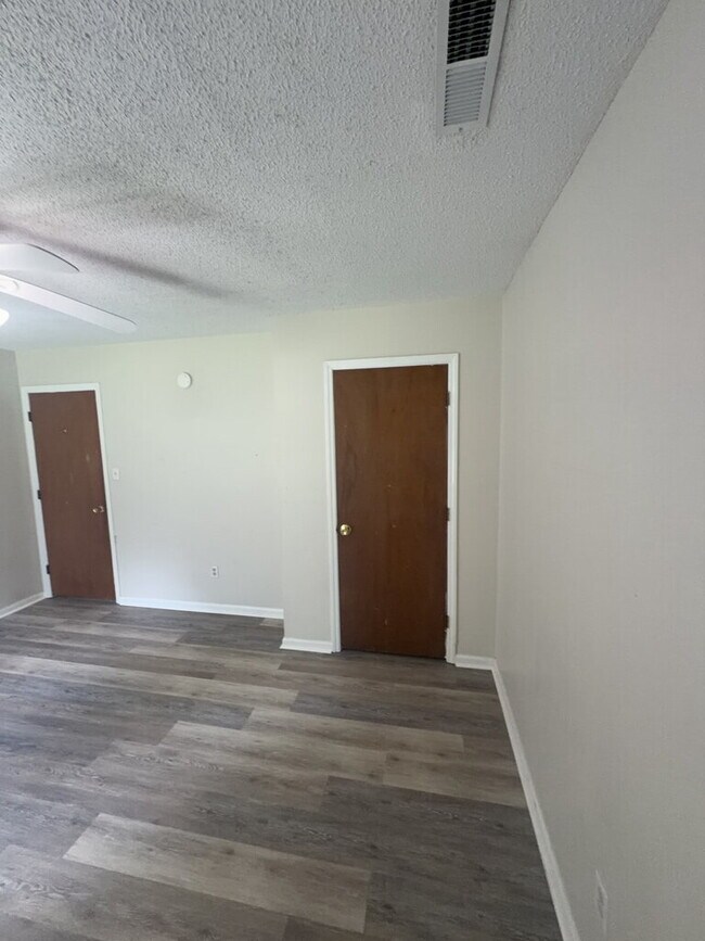 Building Photo - 902 Laurel Ln