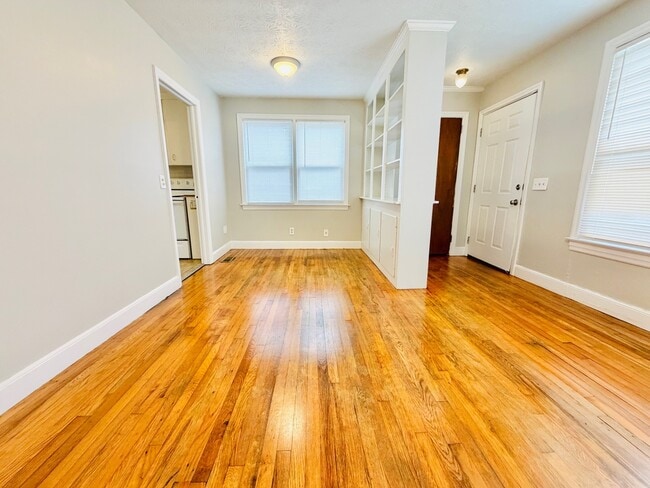 Building Photo - 1642 Oak St