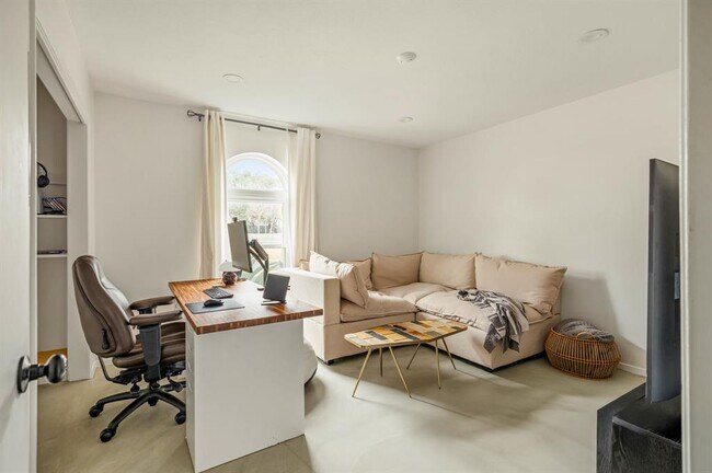 Building Photo - 9300 Meadow Vale