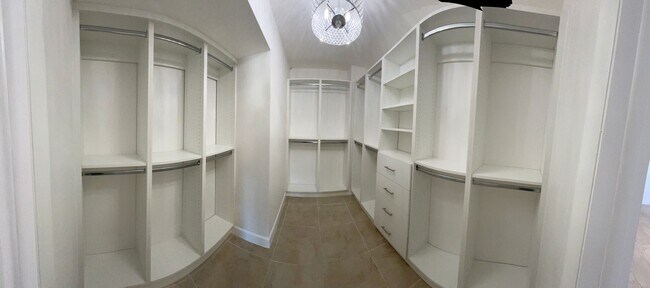 Building Photo - Large Updated 1 Bedroom 1.5 Bath Condo - Steps from Fort Lauderdale Beach!