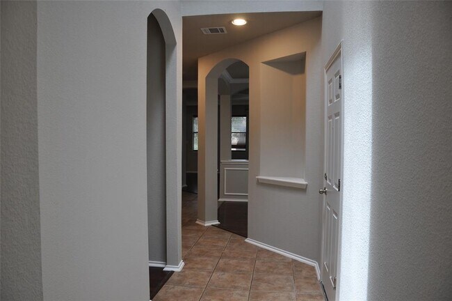 Building Photo - 507 Las Colinas Dr