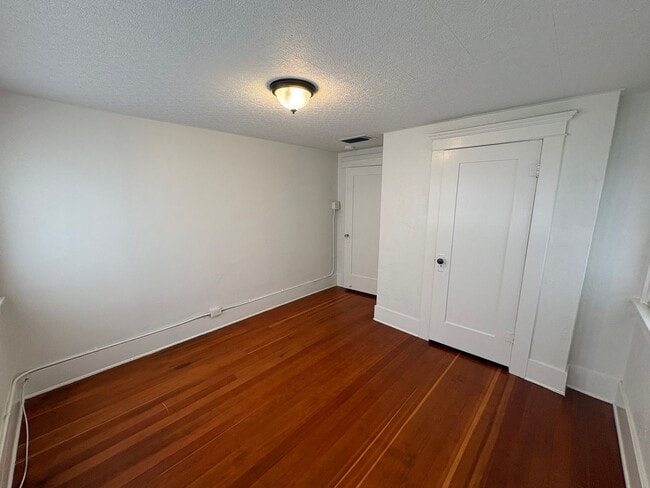 Building Photo - Classic vintage home walking distance to downtown Visalia!