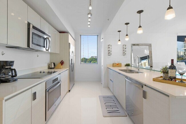 Building Photo - 2602 E Hallandale Beach Blvd