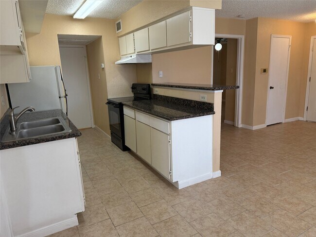 Building Photo - 2750 Holly Hall St