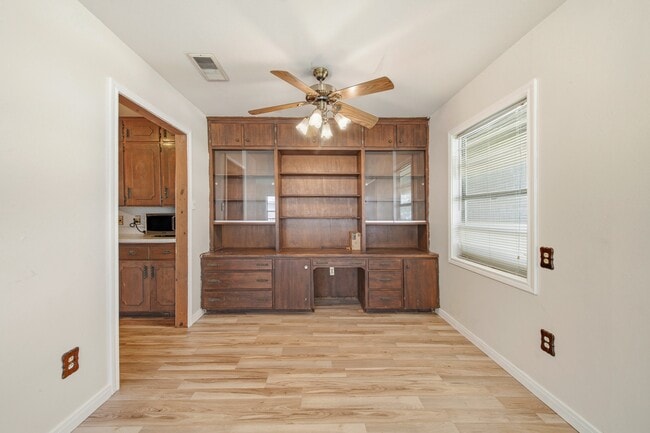 Building Photo - 602 N Circle Dr