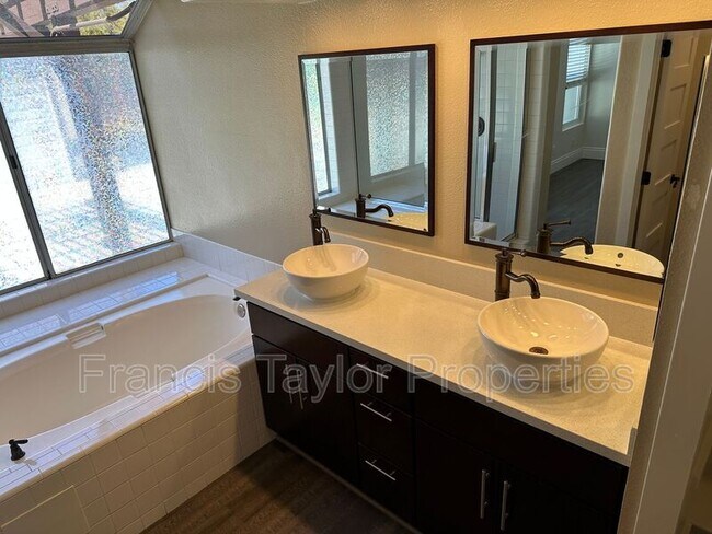 Building Photo - 4982 Wildwood Dr