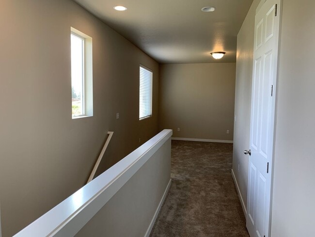 Building Photo - COMING VACANT END OF JUNE -EZ life Townhom...