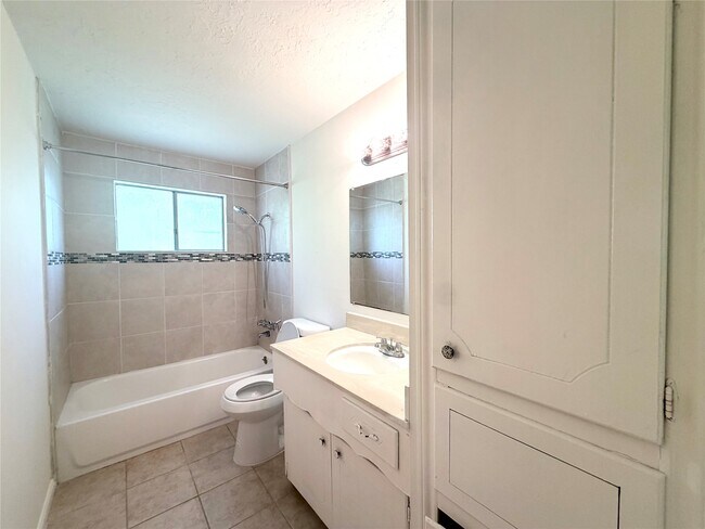Building Photo - 9706 Crestdale Cir