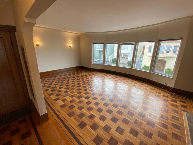 Building Photo - Epic REA - Spacious Light-filled Corner House 4BD/ 2BA