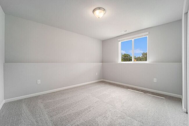 Building Photo - 4447 Pine Creek Dr