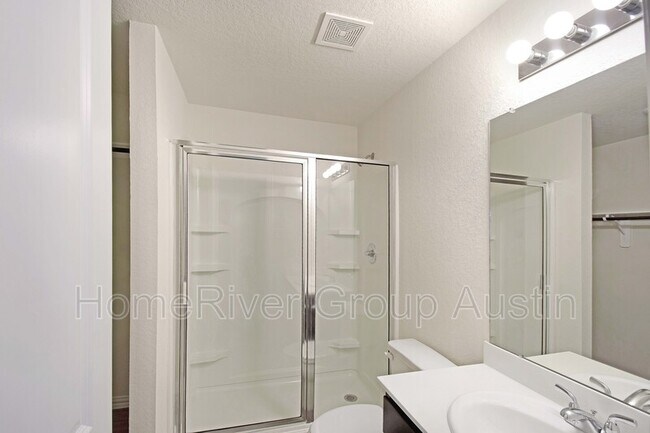 Building Photo - 2018 Richland Dr