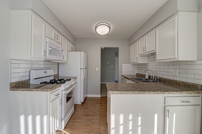 Building Photo - 7010 Barrington Ct