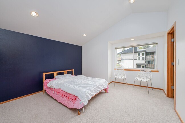 Building Photo - Greenwood Area Townhome!