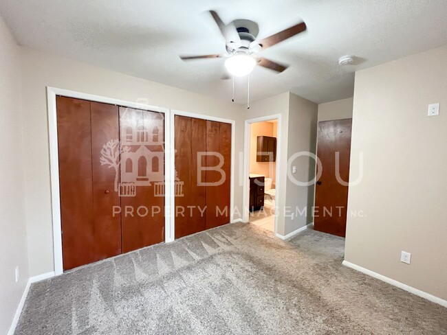 Building Photo - Move In Incentive, $300 off!!