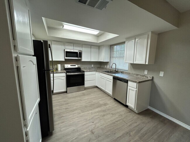 Building Photo - 2218 Parkside Dr