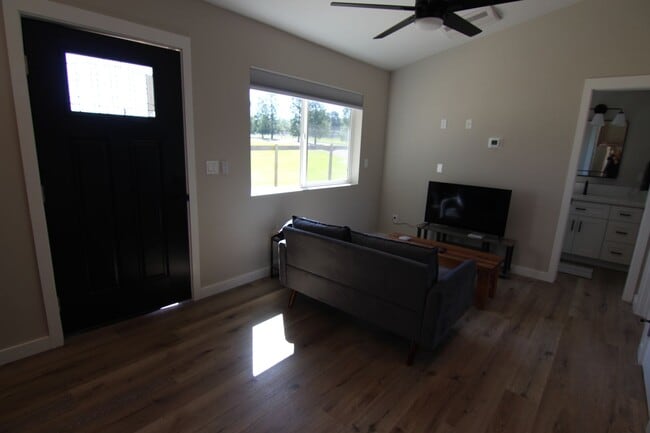 Building Photo - 2 Bedroom, 1 Bath home