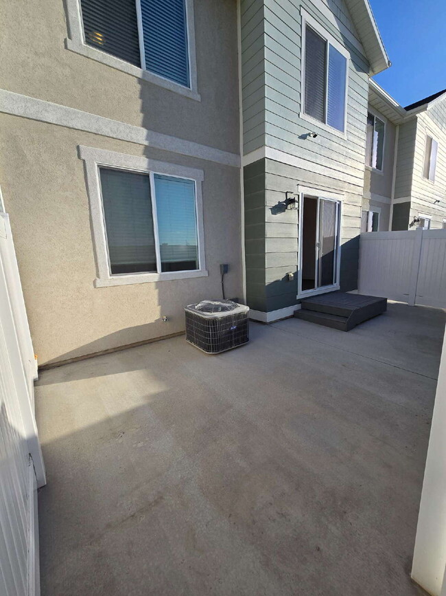 Building Photo - Adorable 4 bedroom Townhome for Rent in No...