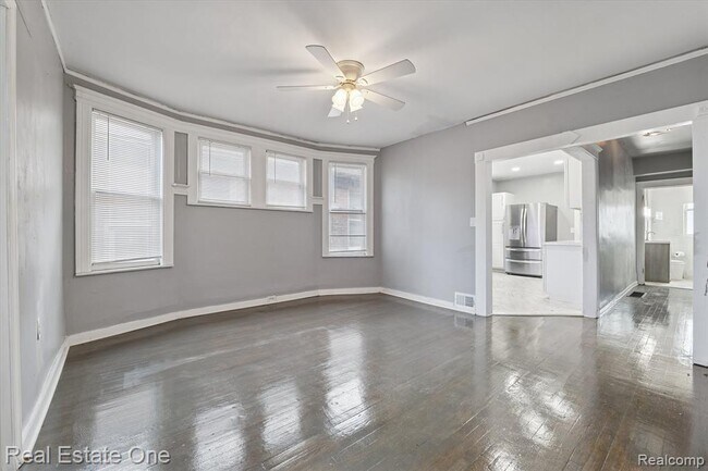 Building Photo - 304 Hendrie St