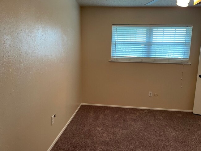 Building Photo - Application Received | Single-Story 3 Bed, 2 Bath | Prime Waco Location | Cul-de-Sac Lot with Gar...