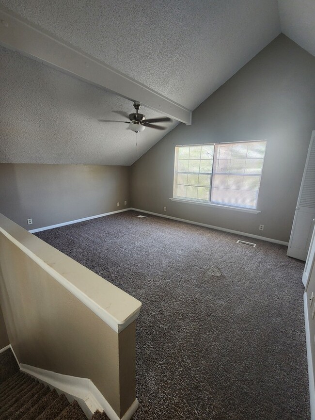 Building Photo - 3 bed 2 bath 2 story townhome, 1 carport