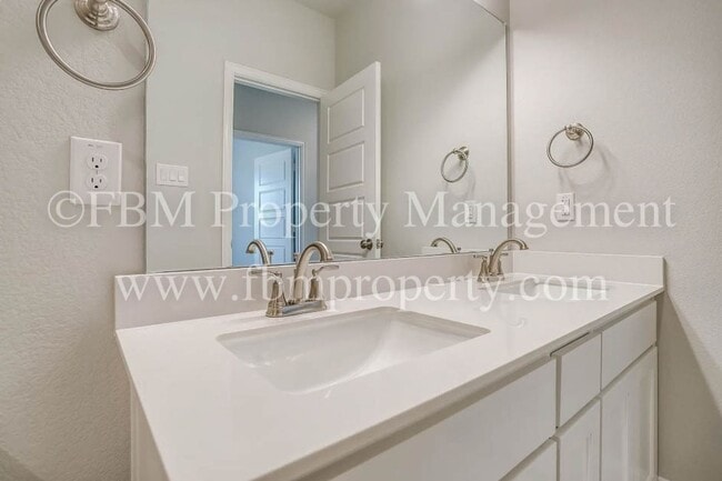 Building Photo - 2109 Layla Dr