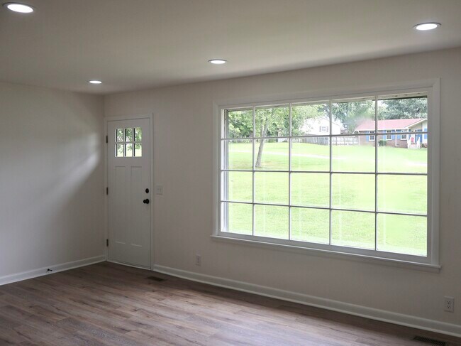 Building Photo - 129 Lake Point Dr