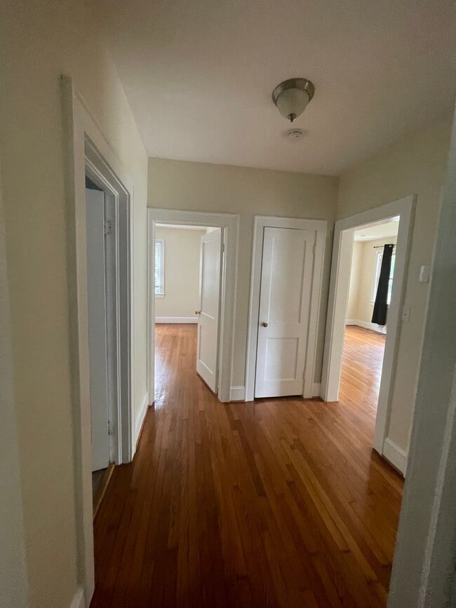 Building Photo - DOWNSTAIRS DUPLEX--2 BED/ 1 BATH IN THE HE...