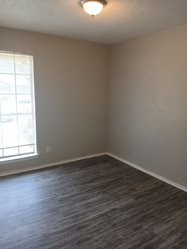 Building Photo - 3 Bedrooms, 1.5 Bathrooms, 1 Car Garage Ne...