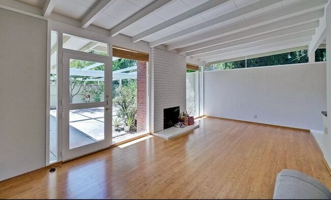 Building Photo - 3 Bed 2 Bath Home w/ Bonus Room in Palo Alto.