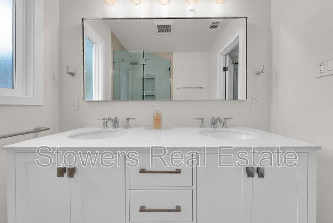 Building Photo - 627 N Silverado Dr