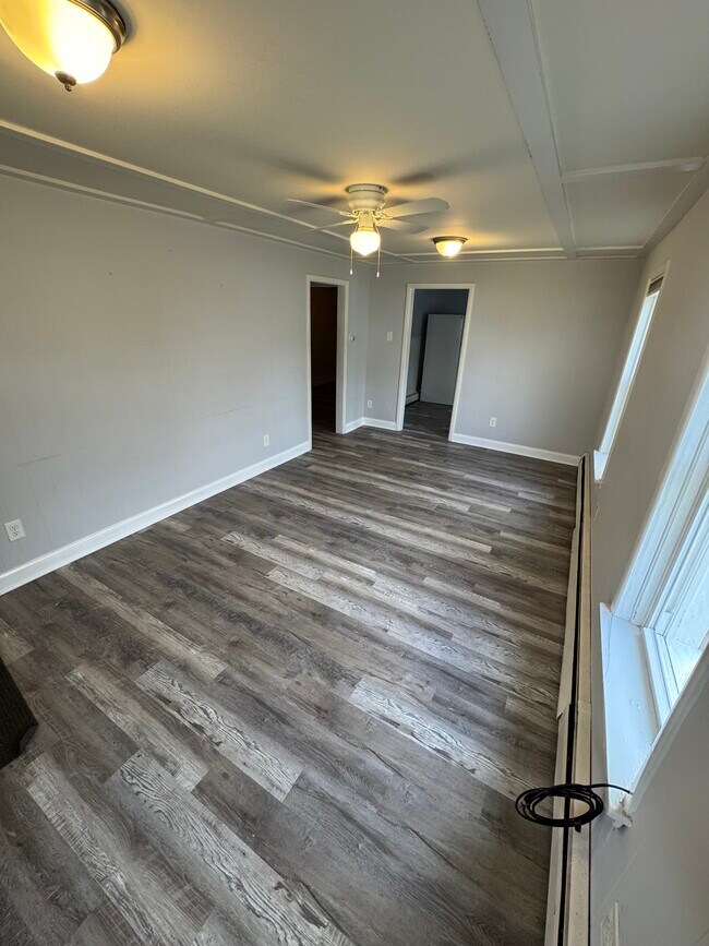 Building Photo - 27 Elm Ave