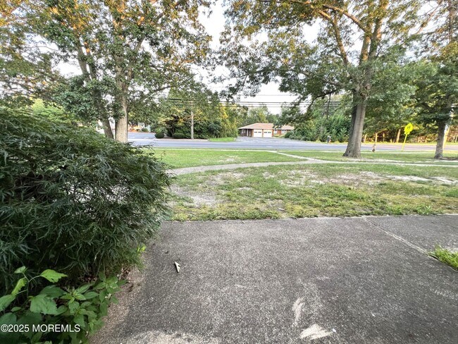 Building Photo - 15 Briar Mills Dr