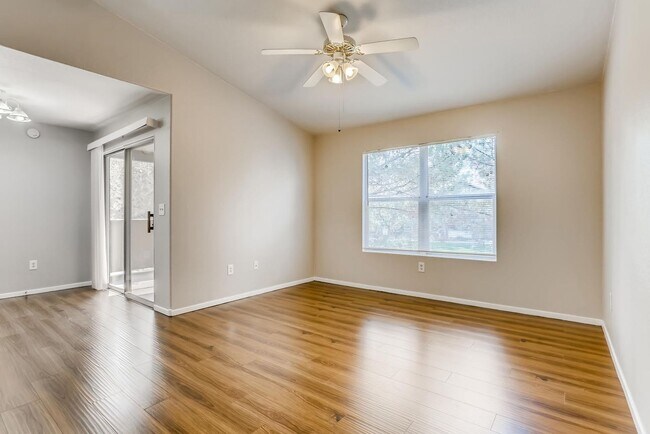 Building Photo - 2nd Floor Condo In Move-in Condition / Gated Southwest Community