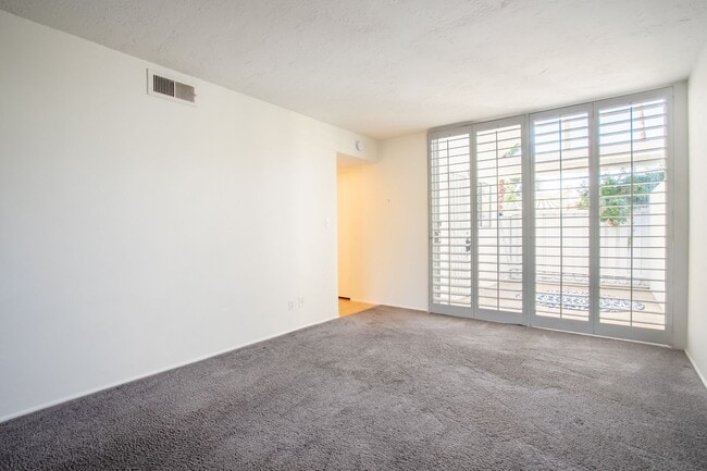 Building Photo - Mid-Century in Rancho Mirage!