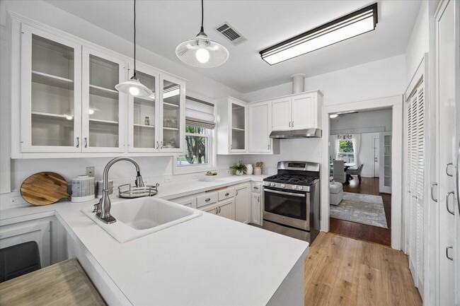 Building Photo - 623 Pecore St