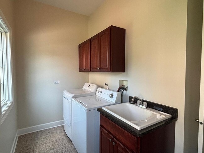 Building Photo - 8420 Redtail Dr