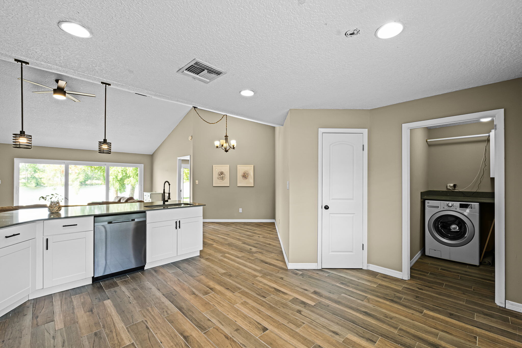 Building Photo - 485 Lakeshore Dr
