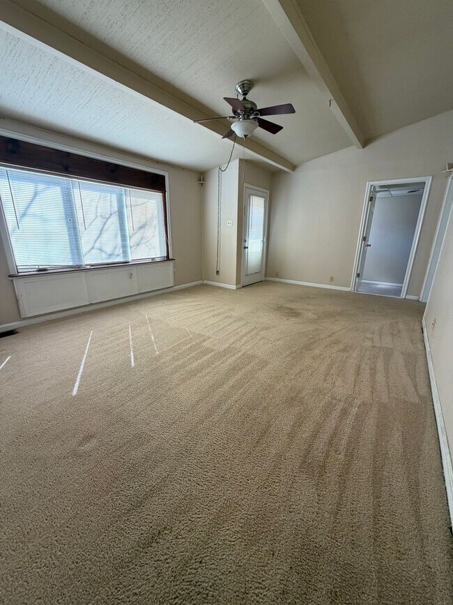 Building Photo - 1225 W Main St