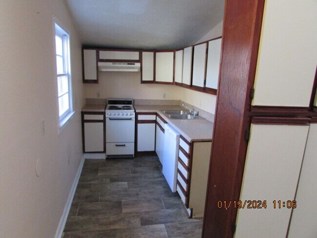 Building Photo - 360 N Magnolia St