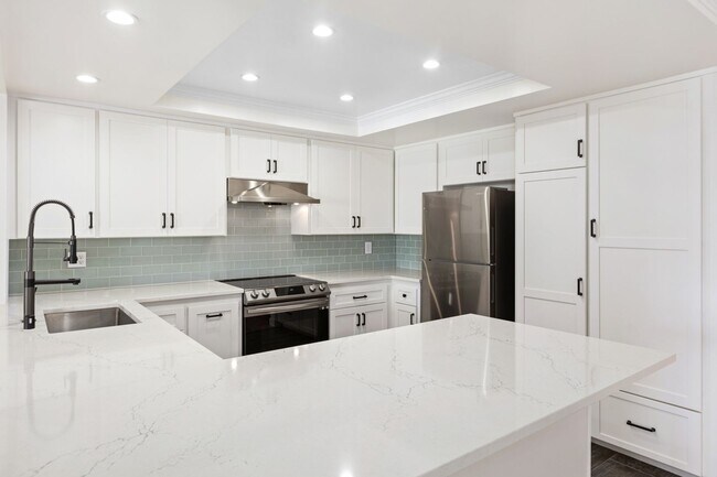 Building Photo - Stunning Spacious 2 Bed 2.5 Bath Condo in ...