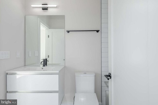 Building Photo - 722 Kenyon St NW