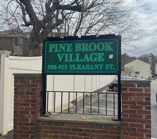 Building Photo - 909 Pleasant St