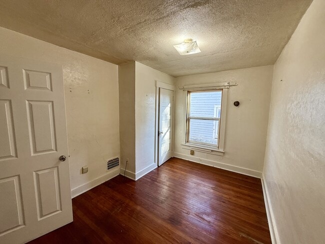 Building Photo - 44 E Parkwood Dr