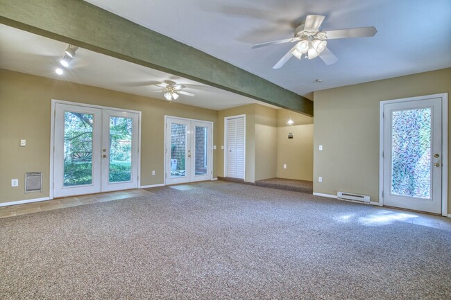 Building Photo - Charming 4 BD/1.5 BA Gunbarrel Home with G...