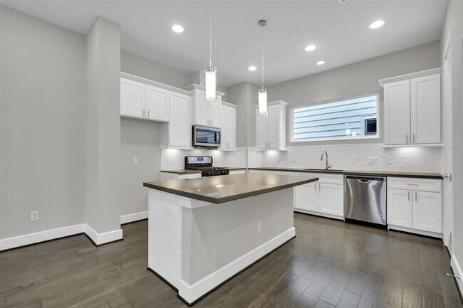 Building Photo - Stunning Like New Townhome Close to Med Center!