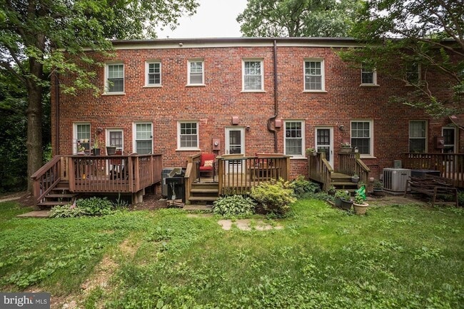 Building Photo - 1415 S Barton St