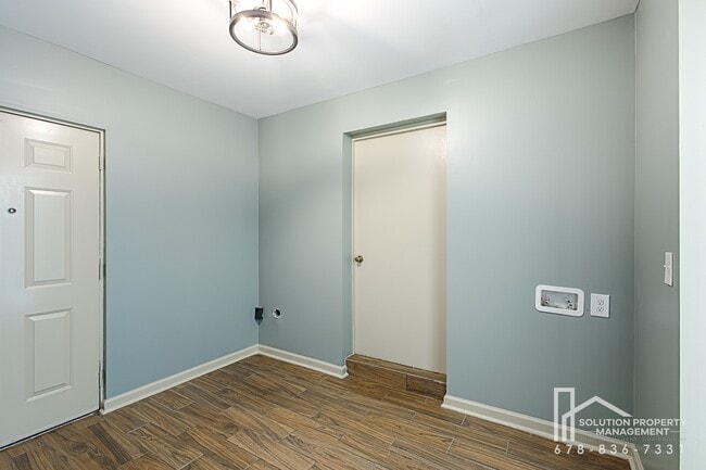 Building Photo - 4979 Paris Ave